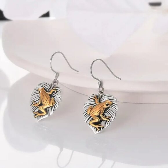 Beautiful Novel Silvertoned Frog on Leaf charm Earrings set - Picture 3 of 3
